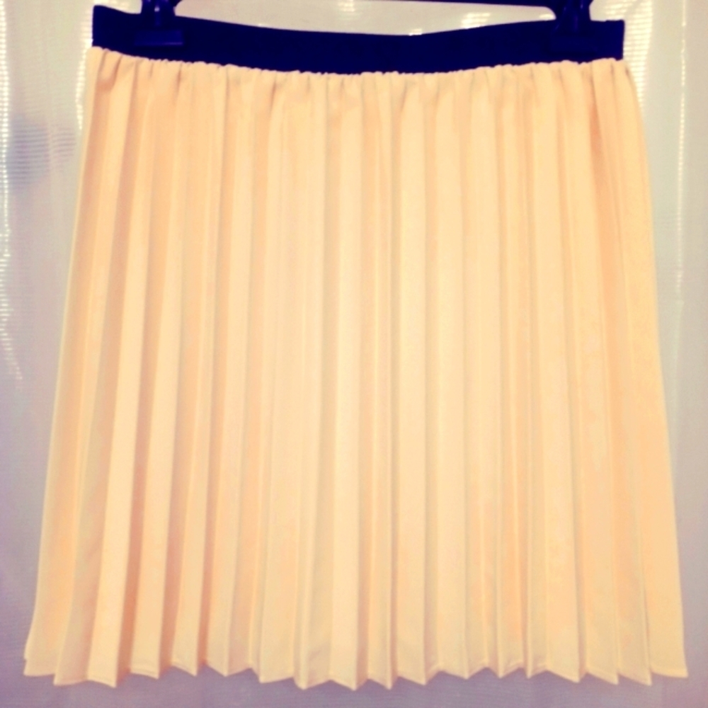 Willow & Clay Yellow W/ Black trim waist Pleated Skirt Size Small